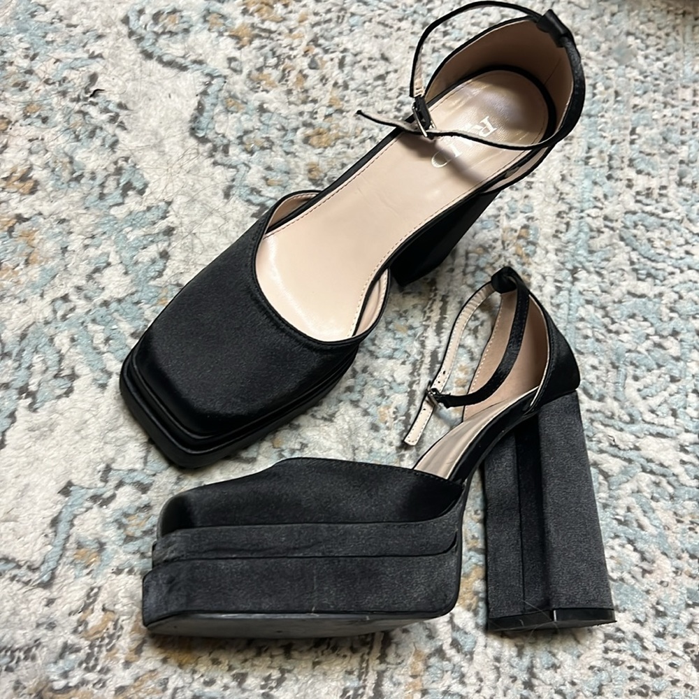 Versace look a like platform heels 🔥 size 9!